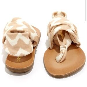 Dirty Laundry BeeBop Zigzag Natural Thong Stretch Sandals Tan & White size 6